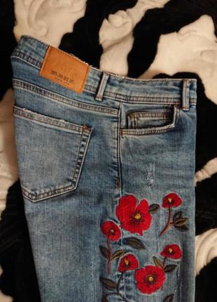 Очень яркие джинсы от зара. цветочный принт.zara jeans. with floral embroidery .4 фото