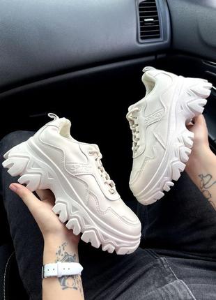 Жіночі бежеві кросівки весна літо світлий беж крем еко шкіра на тракторній підошві бежевые кроссовки