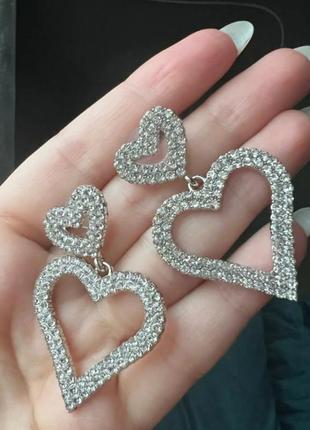 Сережки сережки кільця у формі серця камінням гвоздики хіт тренд у стилі 90 х і 2000х серце серця7 фото