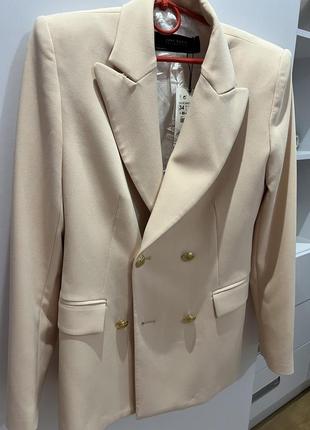 Трендовый пудровый пиджак zara