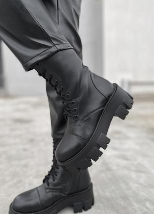 Жіночі шкіряні масивні чорні черевики з хутром на тракторній підошві в стилі прада натуральна шкіра зима чорні ботинки кожа берці гріндерси2 фото