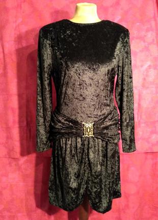 Бархатное черное платье с драпировкой на бедрах.