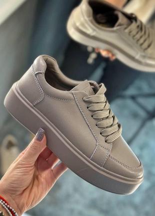 Зручні та легенькі кеди