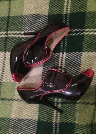 Красивые лаковые босоножки