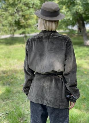 Хлопковый вельветовый жакет рубашка хаки с поясом и накладными карманами3 фото