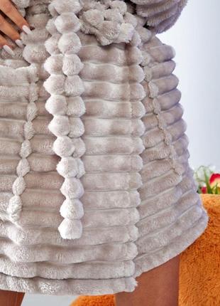 Халат женский домашний теплый короткий с капюшоном  и сапожками плюшевый на запах цвет жемчужный3 фото