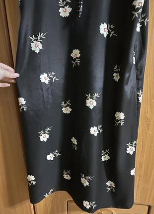 Чорна нічна сорока-сукня в квіти4 фото