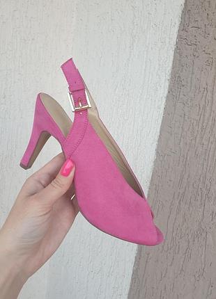 Яскраві рожеві босоніжки 36 розмір