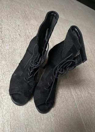 Хілси, взуття для heels