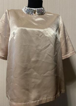 Бежевая атласная блуза с белым воротником и камнями2 фото