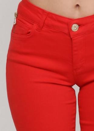 Джинси, брюки, штани в червоному кольорі
