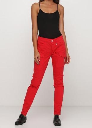 Джинси, брюки, штани в червоному кольорі
