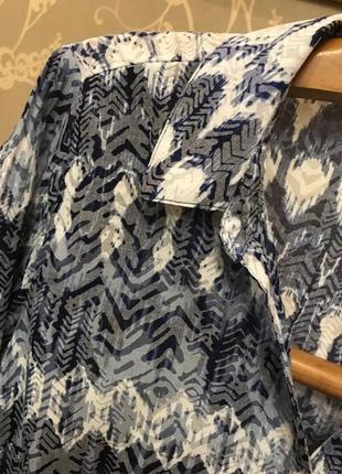 Очень красивая и стильная брендовая блузка в абстракциях.