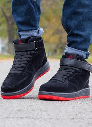 Чоловічі зимові кросівки з хутром, чорні з червоною підошвою