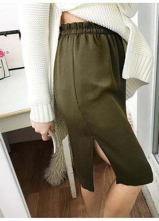 Стильная сатиновая юбка с высокой талией и разрезами цвета хаки h&m