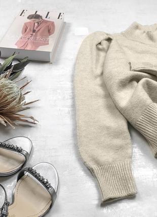 Стильный базовый свитерок пшеничного цвета с высоким горлом и пышным трендовым рукавчиком3 фото