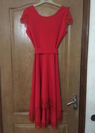 Червона сукня