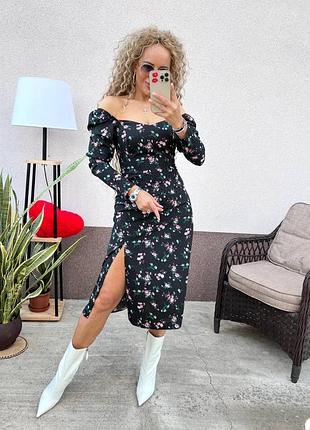 Стильне плаття з вирізом на ніжці
