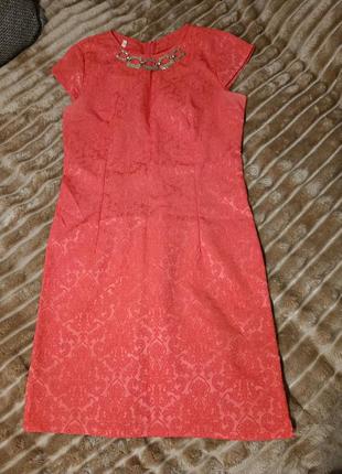 Женское платье червового цвета