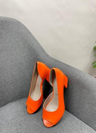 Женские туфли из натуральной кожи в ярко-оранжевом цвете6 фото
