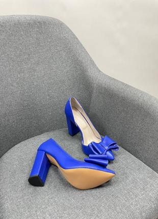 Жіночі шикареі туфлі лодочки на каблуку 9см з натуральної шкіри яскраво-синього кольору( електрик)7 фото