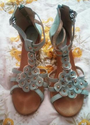 Класні кожані босоніжки