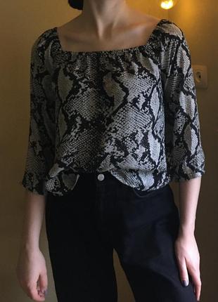 Сіра блуза з прямокутним вирізом (блузка, сорочка, футболка зі зміїним принтом)2 фото