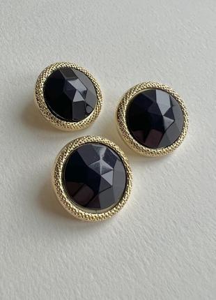 Пуговица костюмная золотой бортик веночек  серединка грани на ножке синяя 19мм пластик