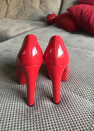 Шикарні туфлі червоного кольору 38 розмір4 фото