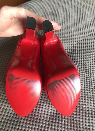 Шикарні туфлі червоного кольору 38 розмір5 фото