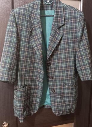 Красивый зеленый пиджак в клетку с карманами, состояние идеальное, качество супер
высота пиджака 73 см,
длина рукава 41 см.2 фото
