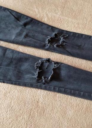 Базовые чорно серые стрейчевые джинсы скинни с рваностями на коленках высокая талия6 фото