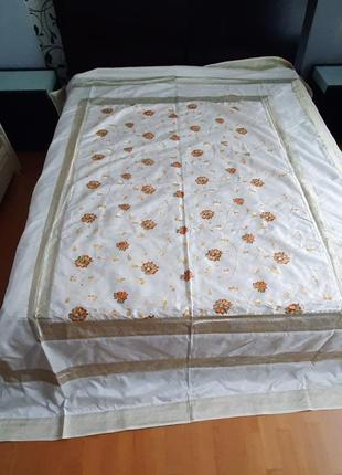 Комплект: покривало на ліжко + 4 наволочки на подушки.