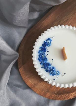 Свеча ручной работы с голубыми цветами💙3 фото