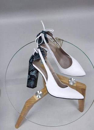 Женские туфли лодочки из натуральной кожи белого цвета комбинированных рептилию на каблуке 9 см1 фото