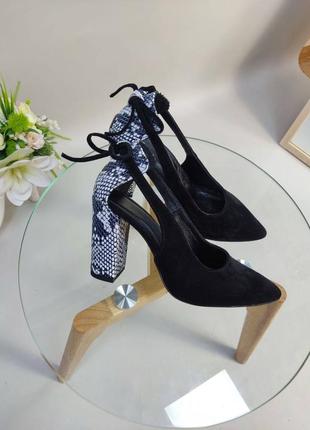 Жіночі туфлі лодочки з натуральної замші чорного кольору комбінованою з сірою рептилією на каблуку 9см