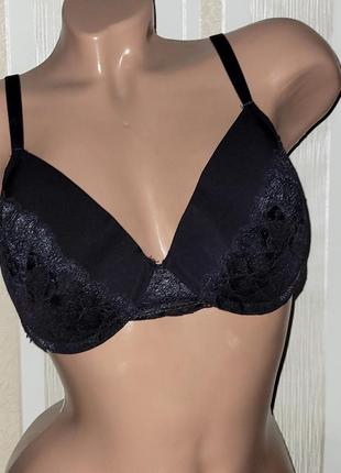 Бюстгальтер на формовой чашке