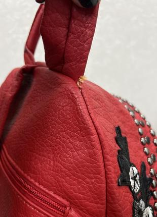 Красный рюкзак с вышивкой и заклепками8 фото