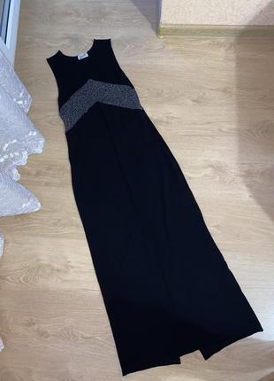 Чорна нарядна, довга сукня без рукавів з розрізом1 фото