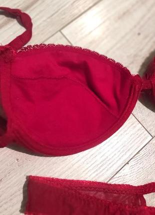 Красивый комплект нижнего белья