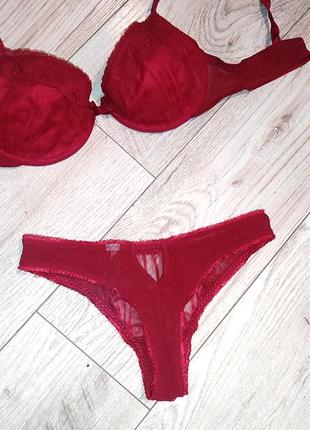 Красивый комплект нижнего белья