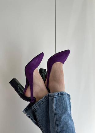Женские туфли из натуральной замши цвета фуксия комбинированные с рептилиями на каблуке 9 см4 фото