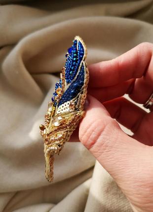 Брошка пір'їнка перо синьо-золоте патріотичне з бісеру та кристалів