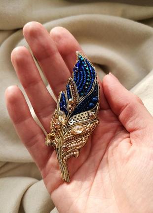 Брошка пір'їнка перо синьо-золоте патріотичне з бісеру та кристалів