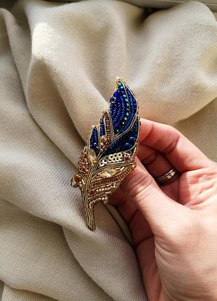 Брошка пір'їнка перо синьо-золоте патріотичне з бісеру та кристалів