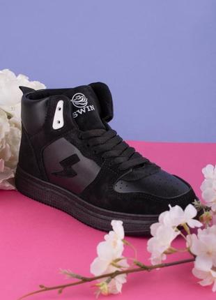 Женские кроссовки