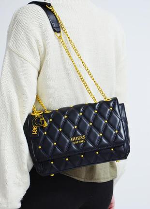 Сумочка Bolso blanco de piel Guess en excelente estado con detalles plareados y interior animal print
