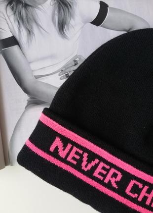 Черно-розовая шапка бини с надписью never change2 фото