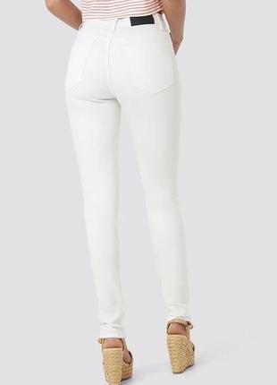 Белые джинсы скинни skinny na-kd 🤍3 фото