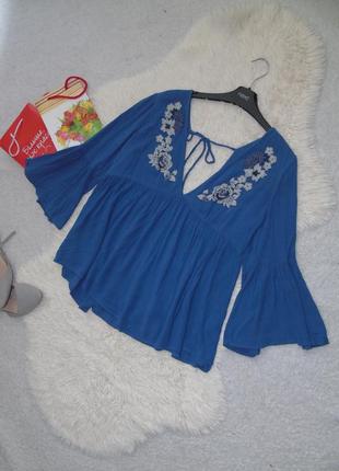 Блузочка с расклешенными рукавами и вышитым рисунком